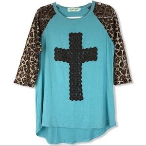 SOUTHERN GRACE Animal Print Sleeve & Cross Tee EUC